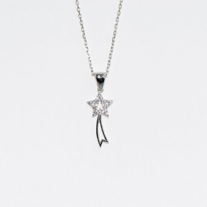 Elegante Silber Sternschnuppe Halskette mit Anhänger aus 925 Silber. Rhodiniert und mit funkelnden Zirkonia-Steinen verziert. Symbol für Wünsche, Hoffnung und besondere Momente.