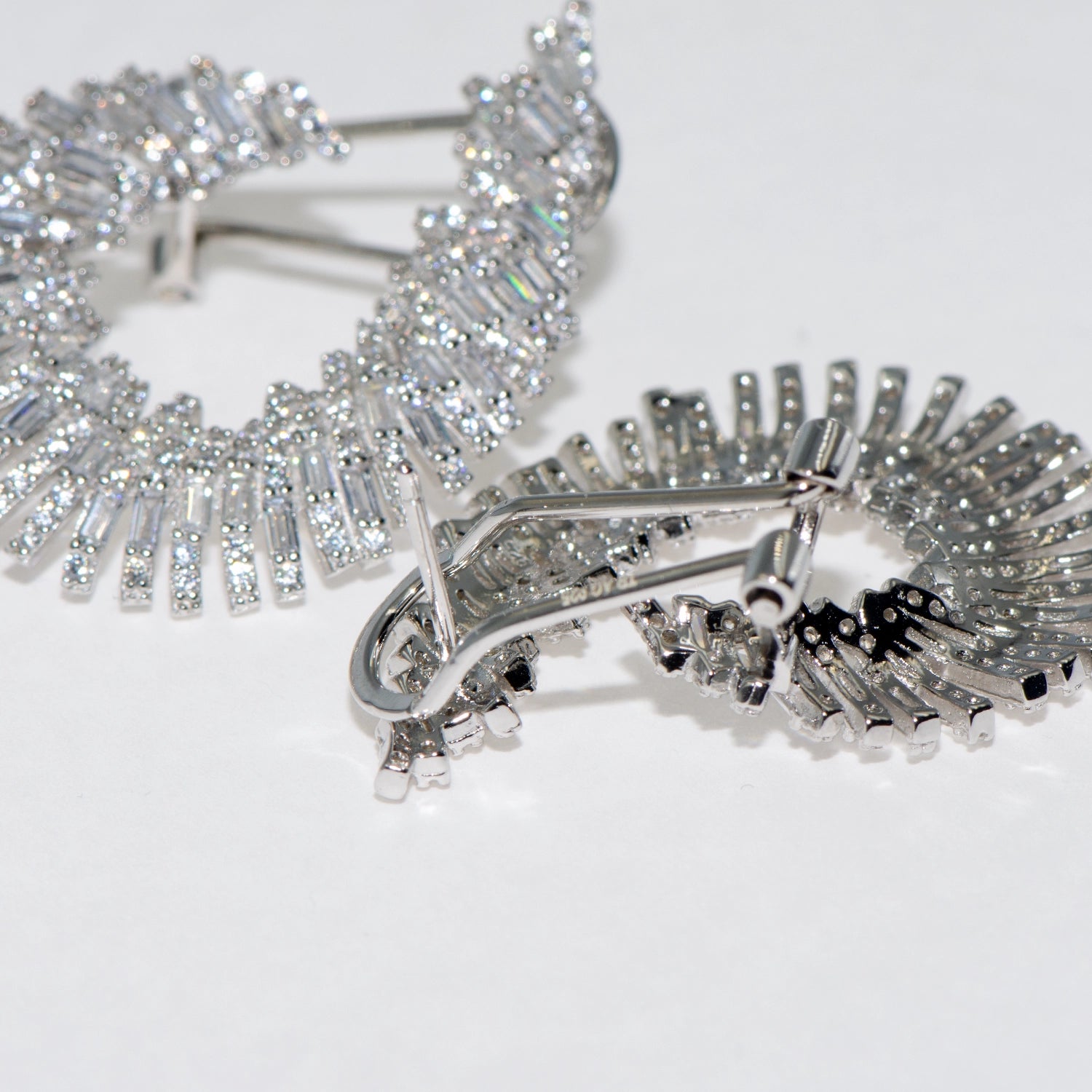 Exklusive Damen Ohrclips aus echtem Silber 925 mit elegantem Baguette Zirkonia Design | Everyday Schmuck