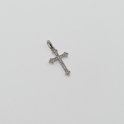 Vintage Kreuz Anhänger aus Silber 925 mit weißen Zirkonia-Steinen im eleganten und klassischen Design.