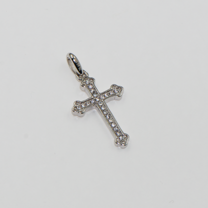 Vintage Kreuz Anhänger aus Silber 925 mit weißen Zirkonia-Steinen im eleganten und klassischen Design.
