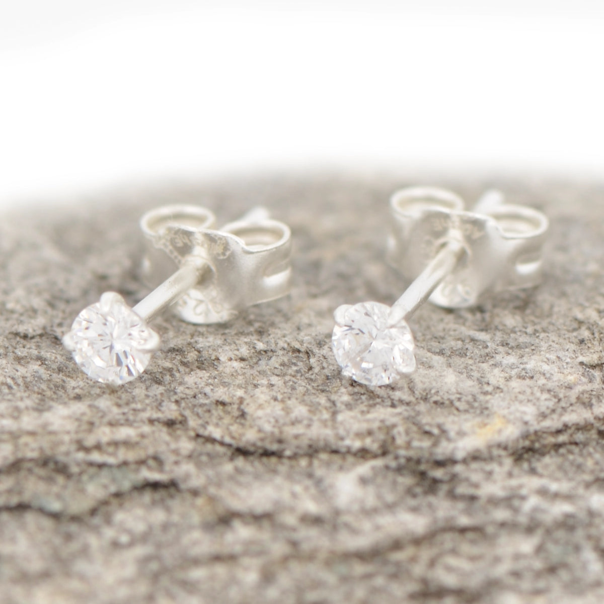 Funkelnde Zirkonia Ohrstecker weiss aus 925 Silber auf Naturstein