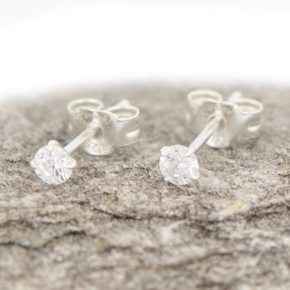 Funkelnde Zirkonia Ohrstecker weiss aus 925 Silber auf Naturstein